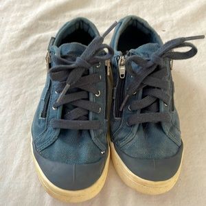 Kids canvas sneakers